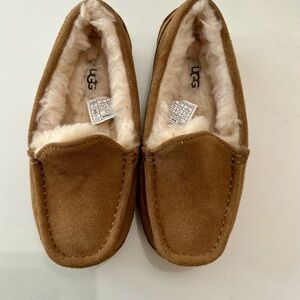 UGG children’s Ascot Slippers